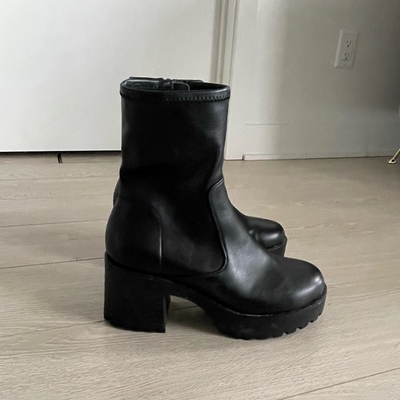 Heeled ankle boots - Picture 2 of 4